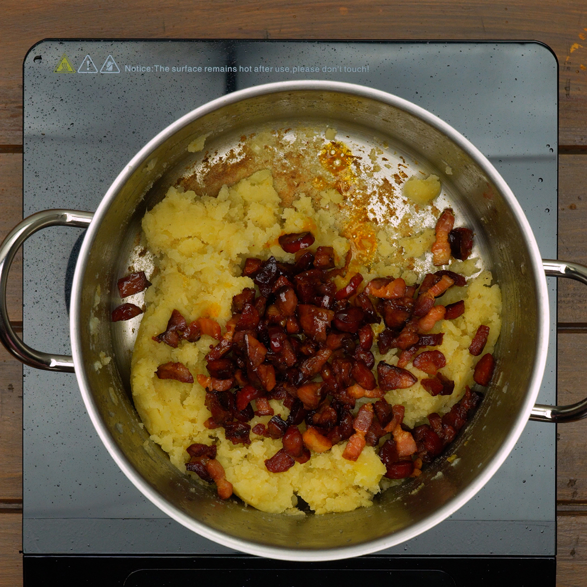 Enchidos sendo reincorporados ao purê de batata para intensificar o sabor do caldo verde.