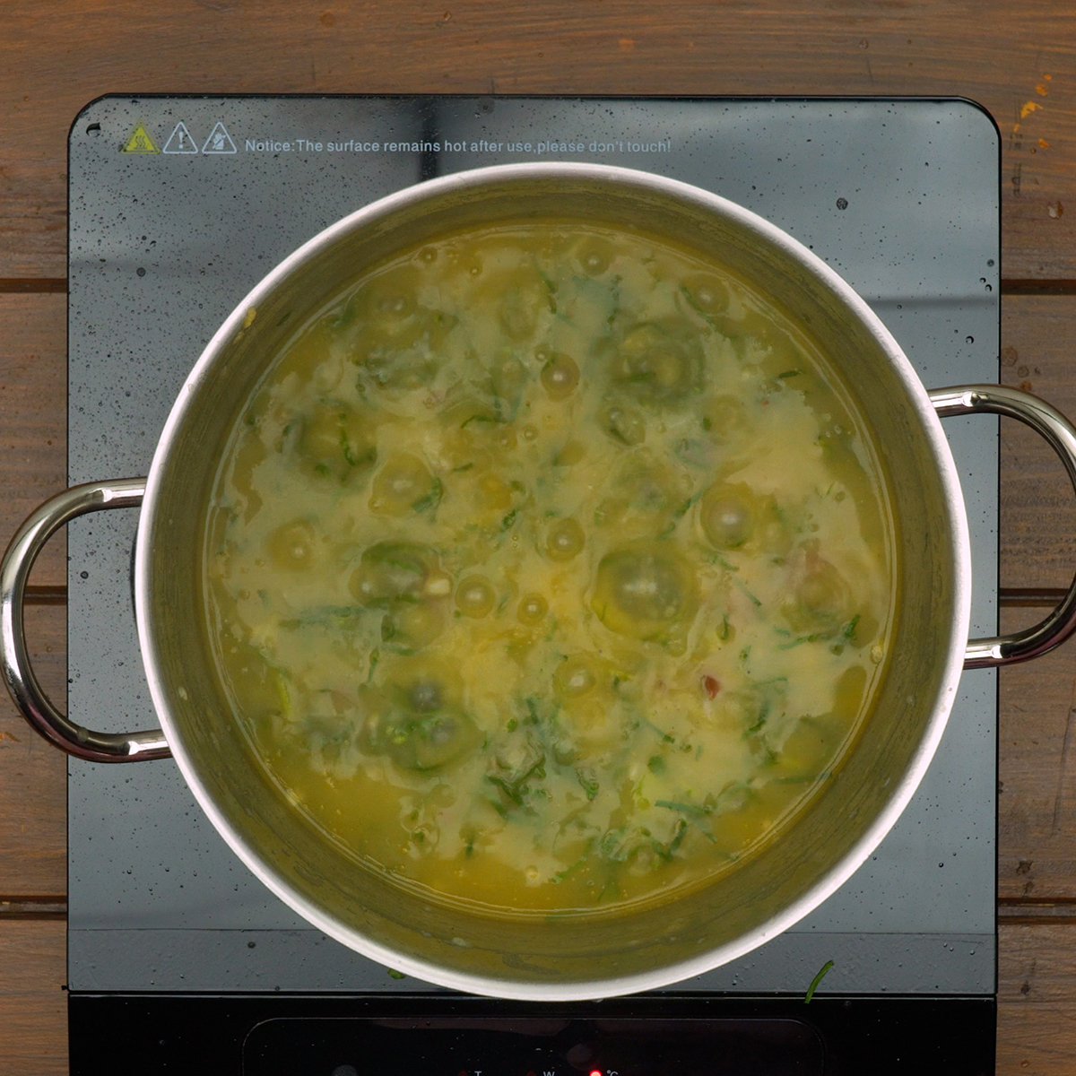 Caldo verde finalizado a ferver na panela pronto a servir.
