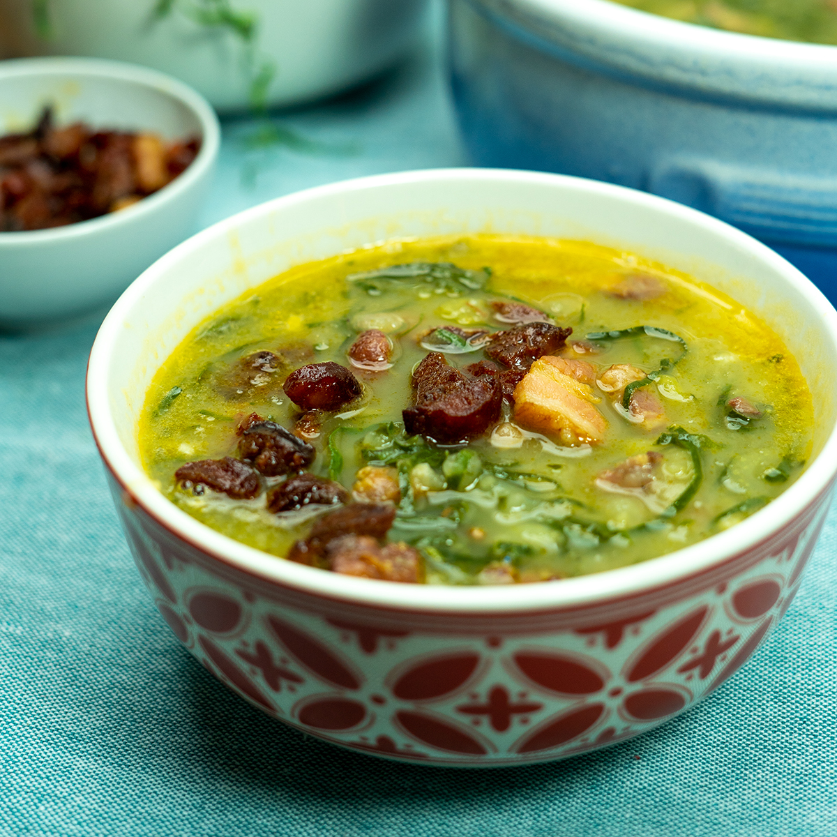 Caldo verde cremoso com enchidos.