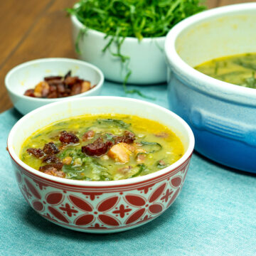 Caldo verde na tigela finalizado com bacon.