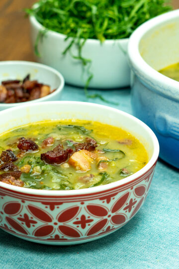 Caldo verde na tigela finalizado com bacon.