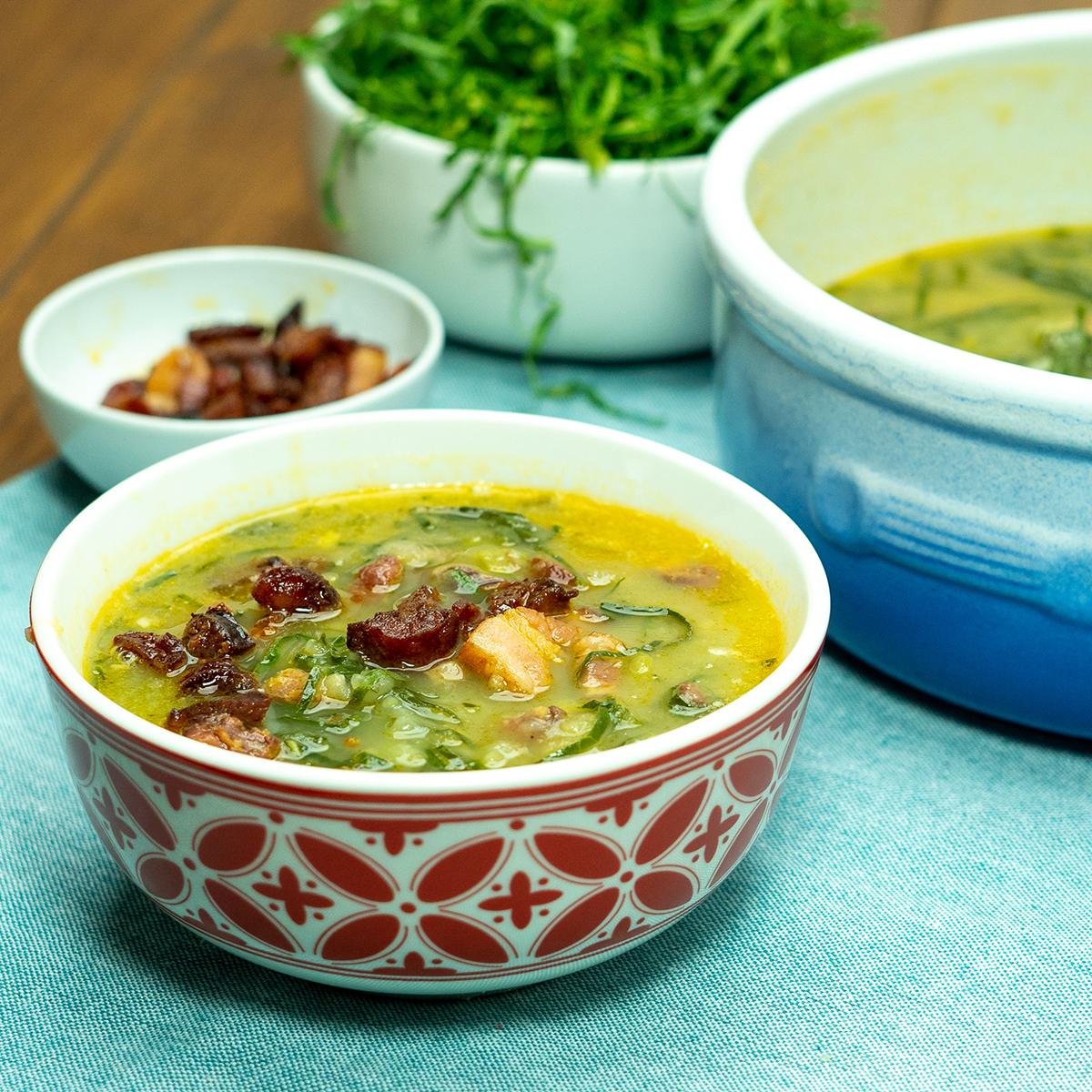 Caldo verde na tigela finalizado com bacon.