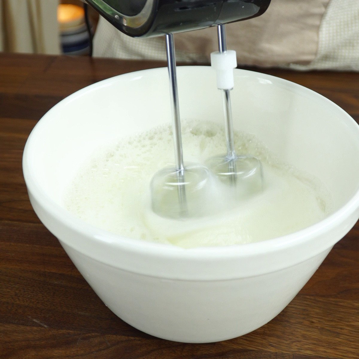 Batedeira bater claras em castelo para fazer a receita de pudim de claras de ovos