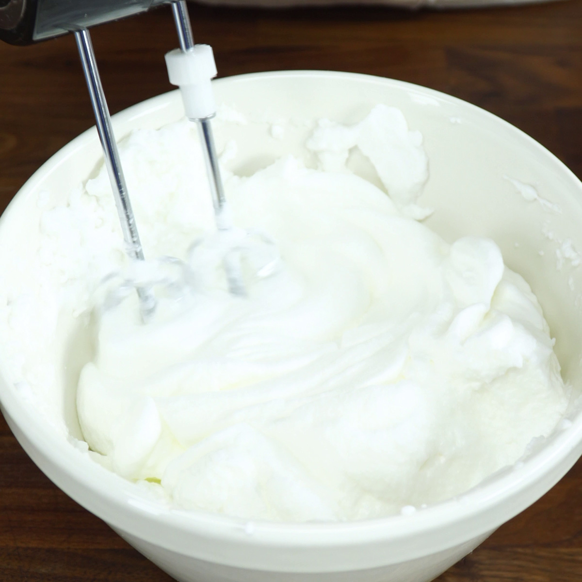 Batendo as claras de ovos para o pudim de claras de ovos com caramelo