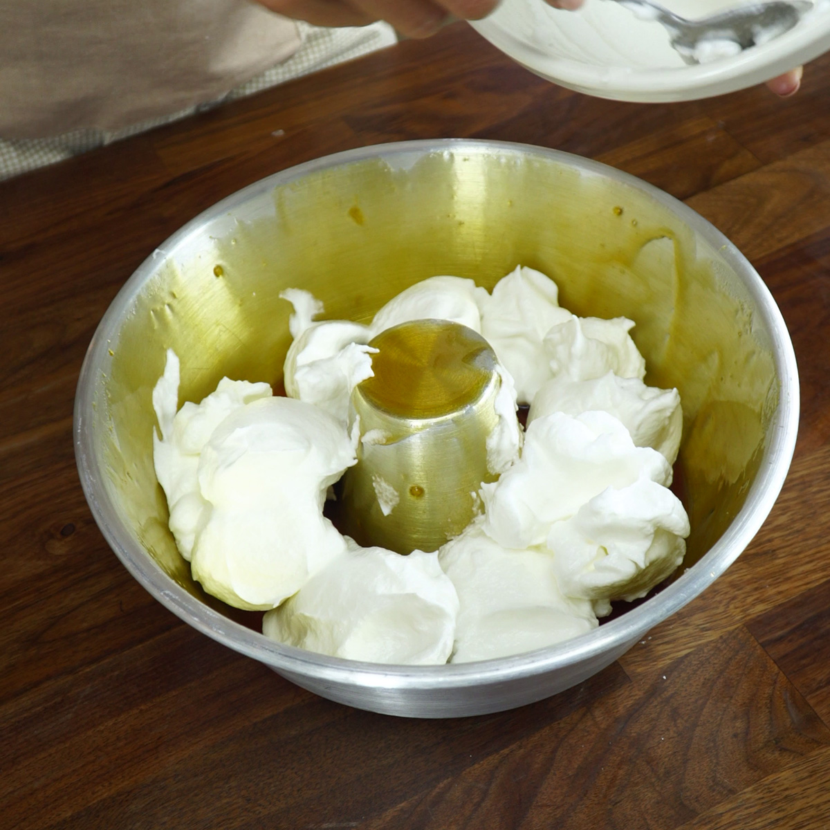 Vertendo as claras em castelo para o pudim de