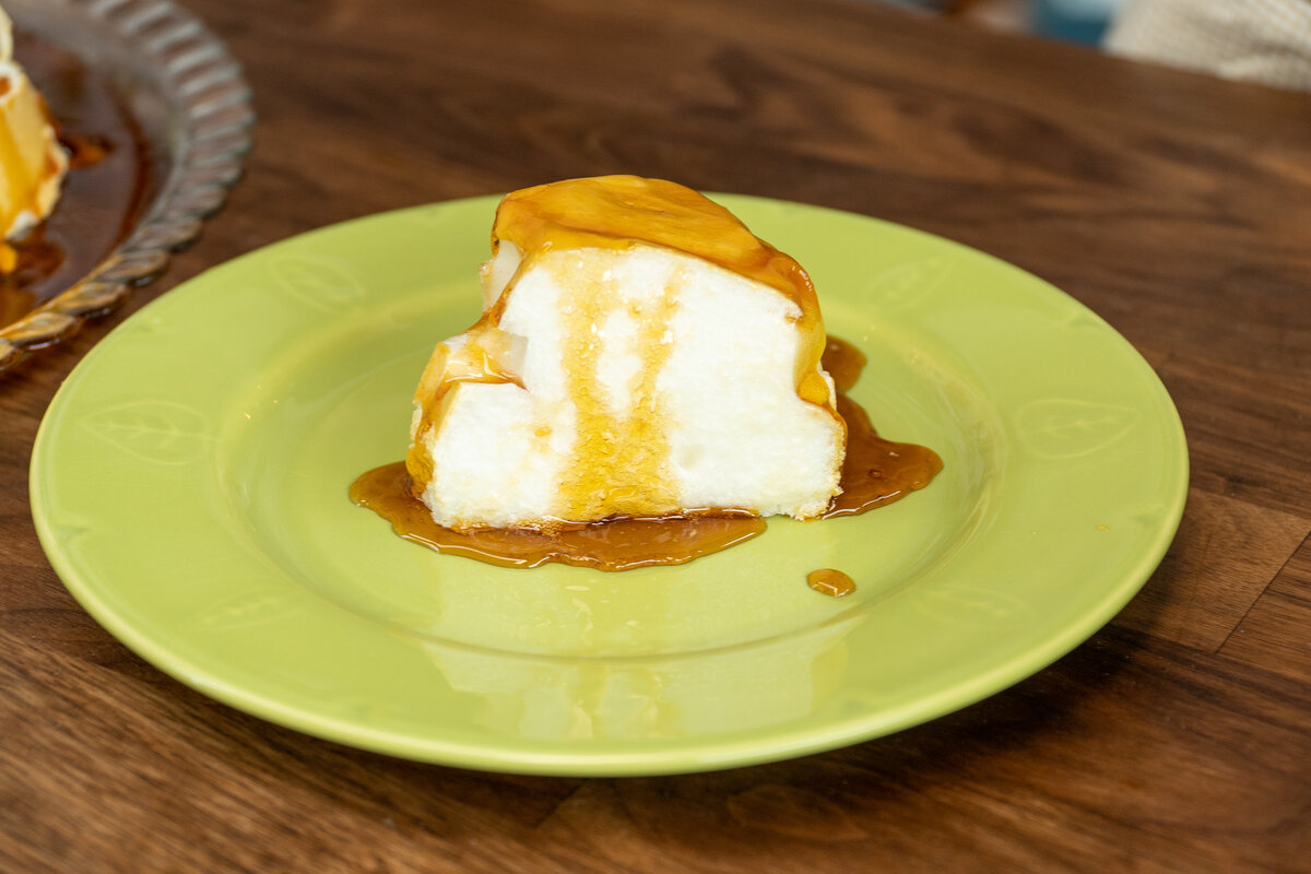 Fatia de pudim de claras de ovos no prato (Molotof Português)