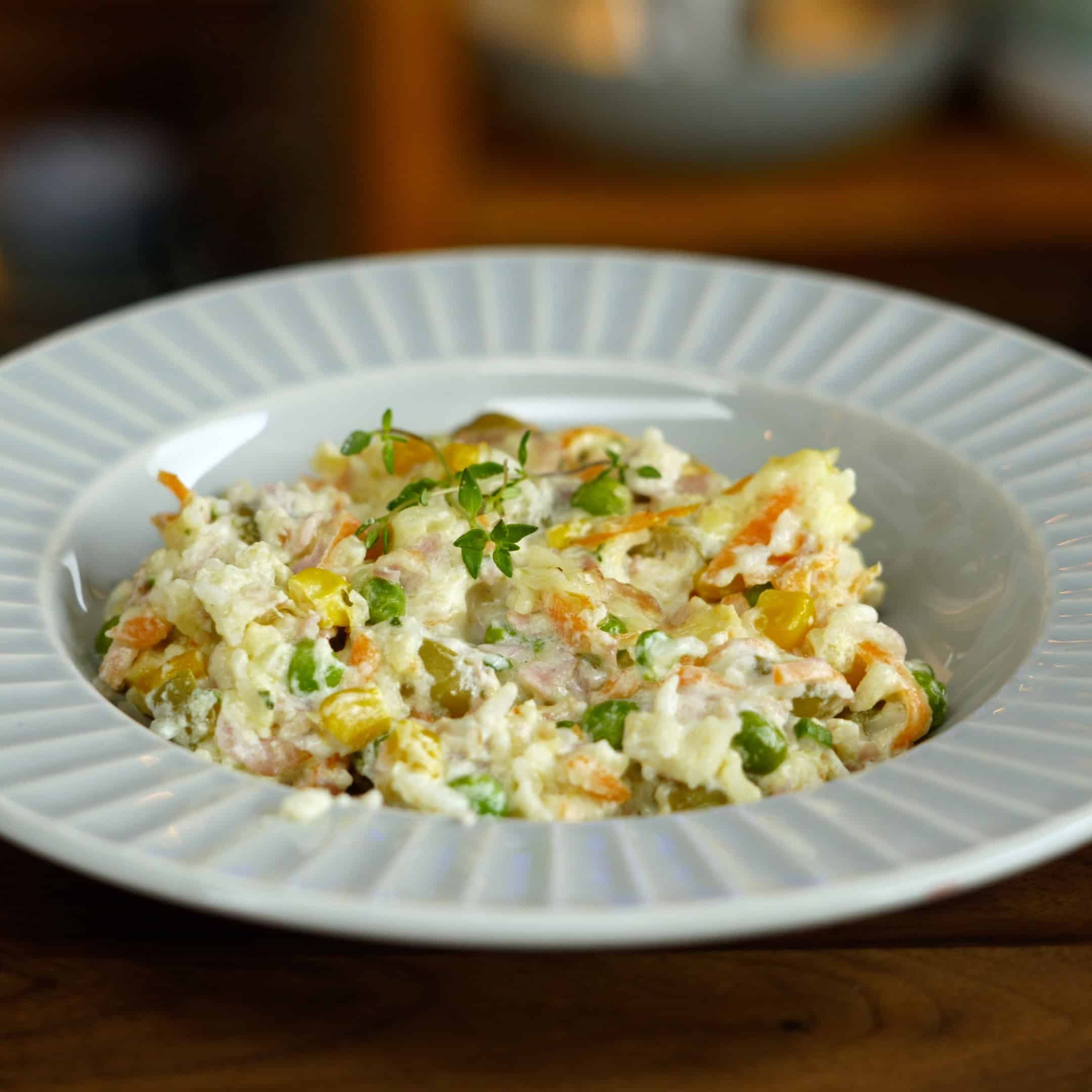 Arroz cremoso de forno com bacon e presunto pronto para servir.