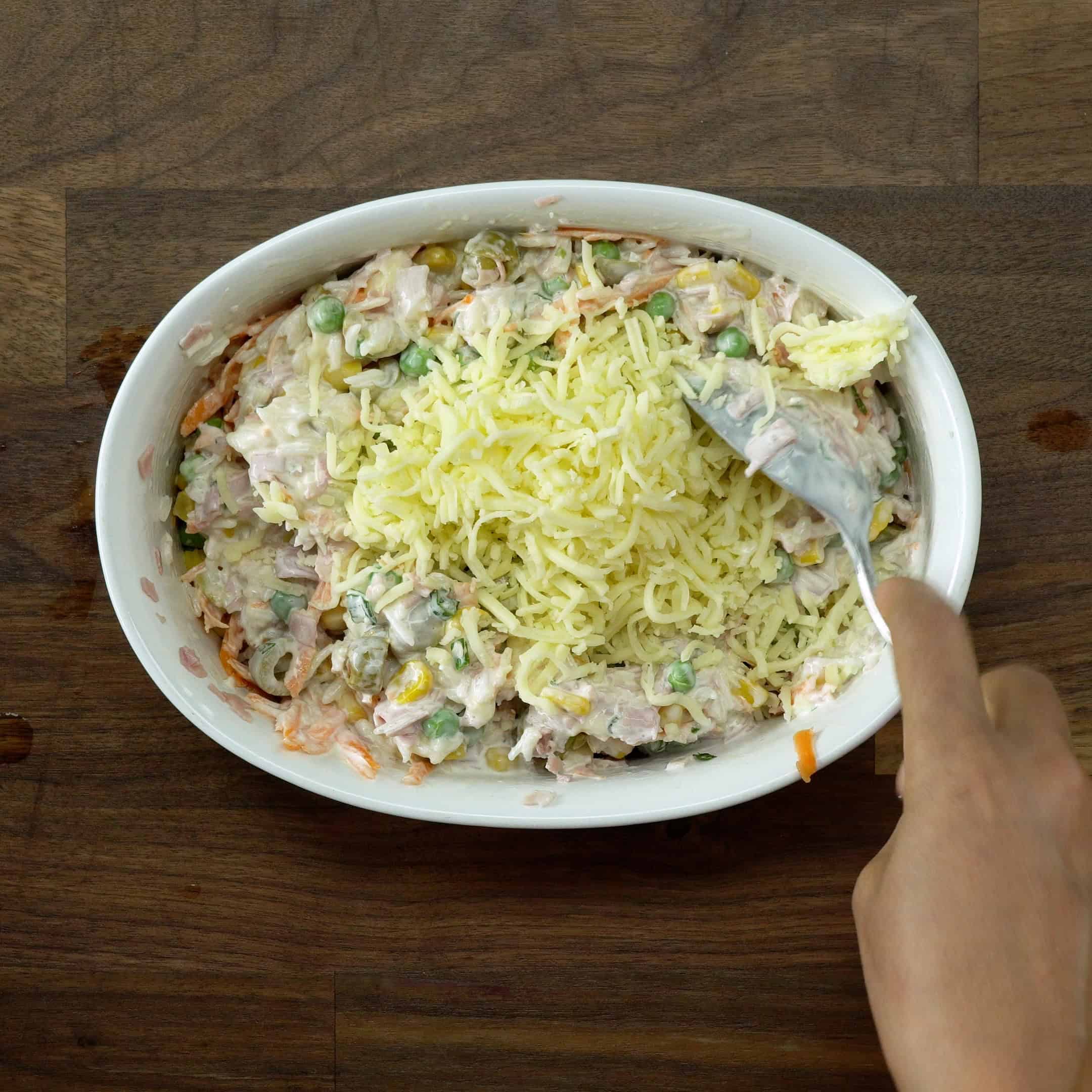 Muçarela sendo adicionada ao arroz cremoso.