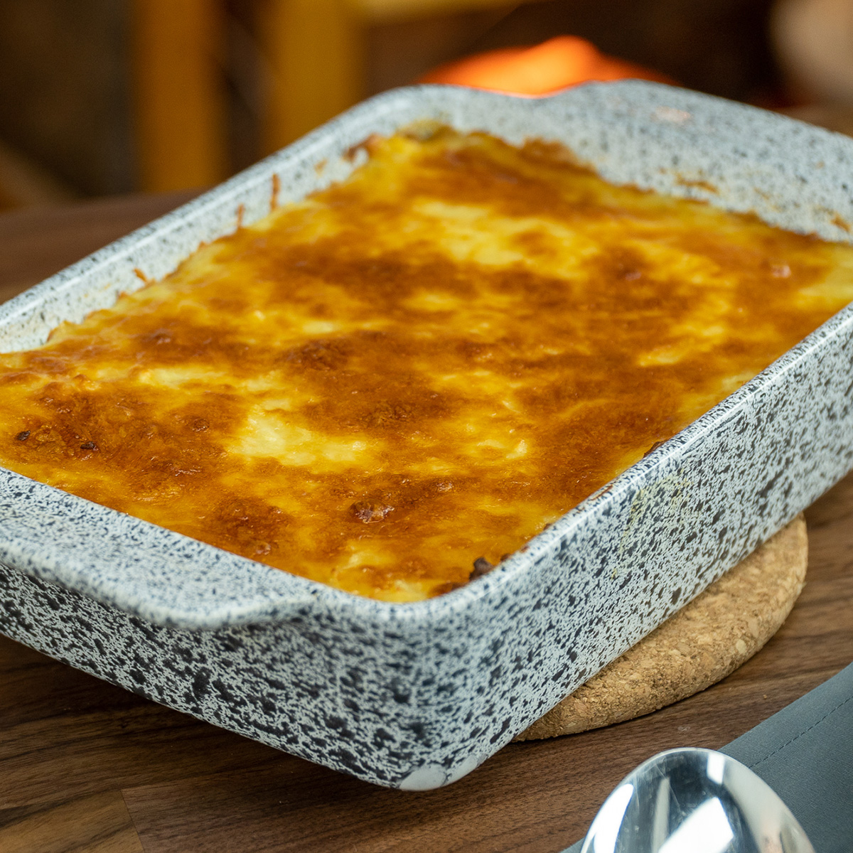 Escondidinho de carne moída com purê pronto para servir.