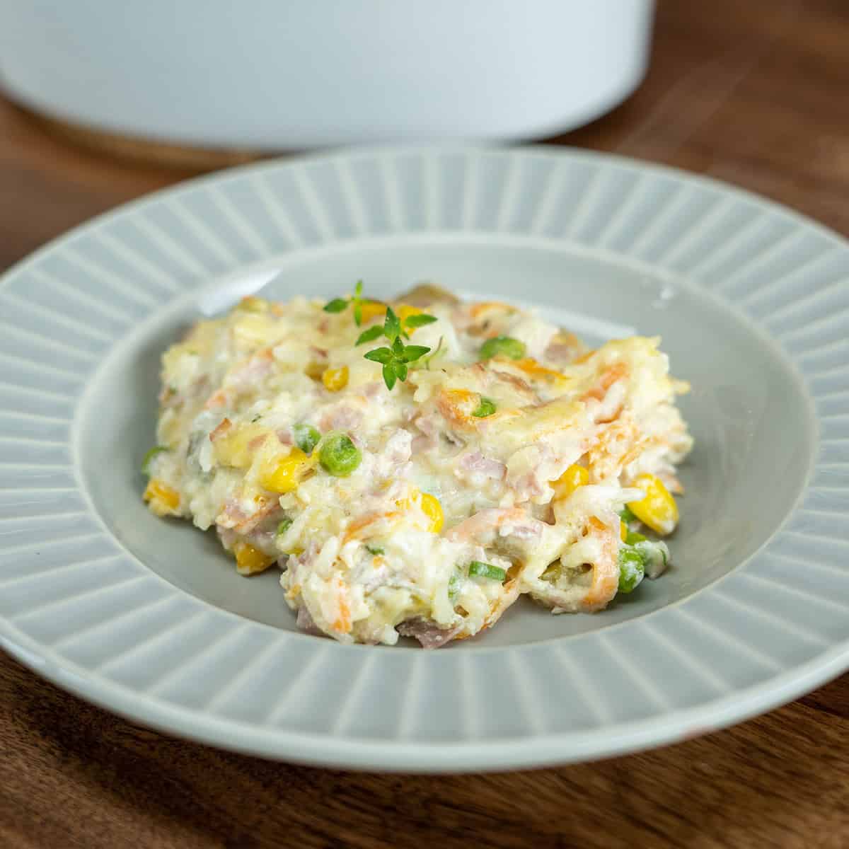 Porção de arroz cremoso de forno com presunto e tomilho.