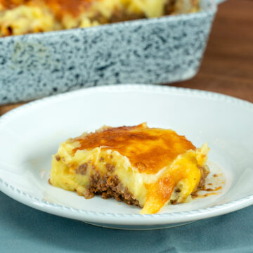 Empratamento de escondidinho de carne moída com purê de batata.