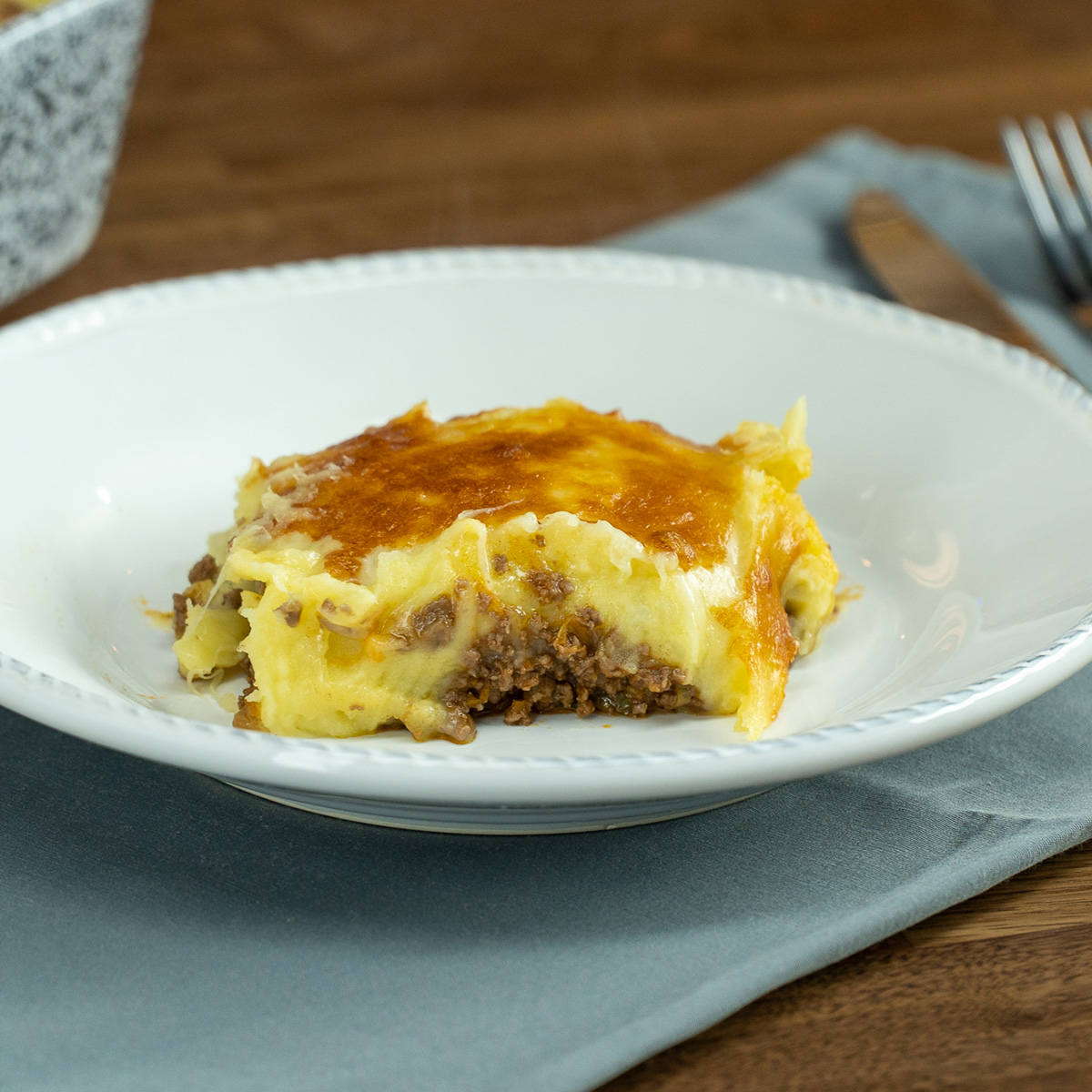 Escondidinho de carne moída empratado com purê de batata.