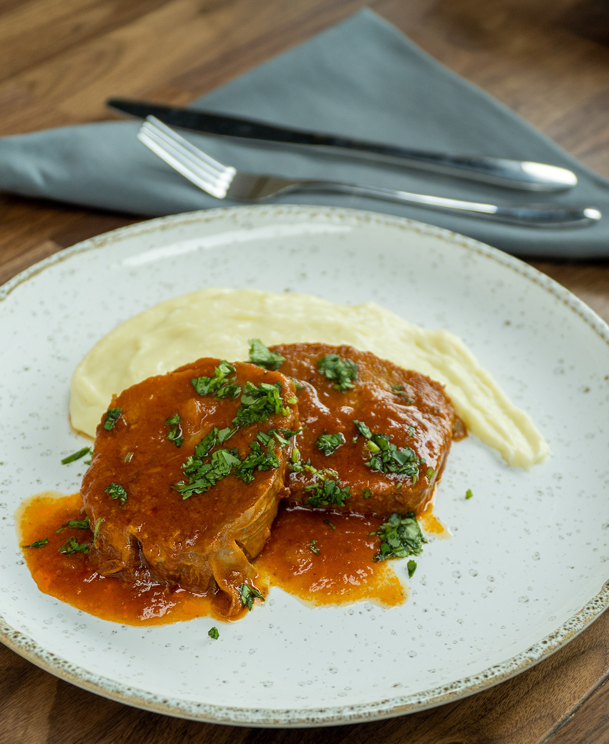 Prato com lagarto na panela de pressão, purê de batata e salsa.