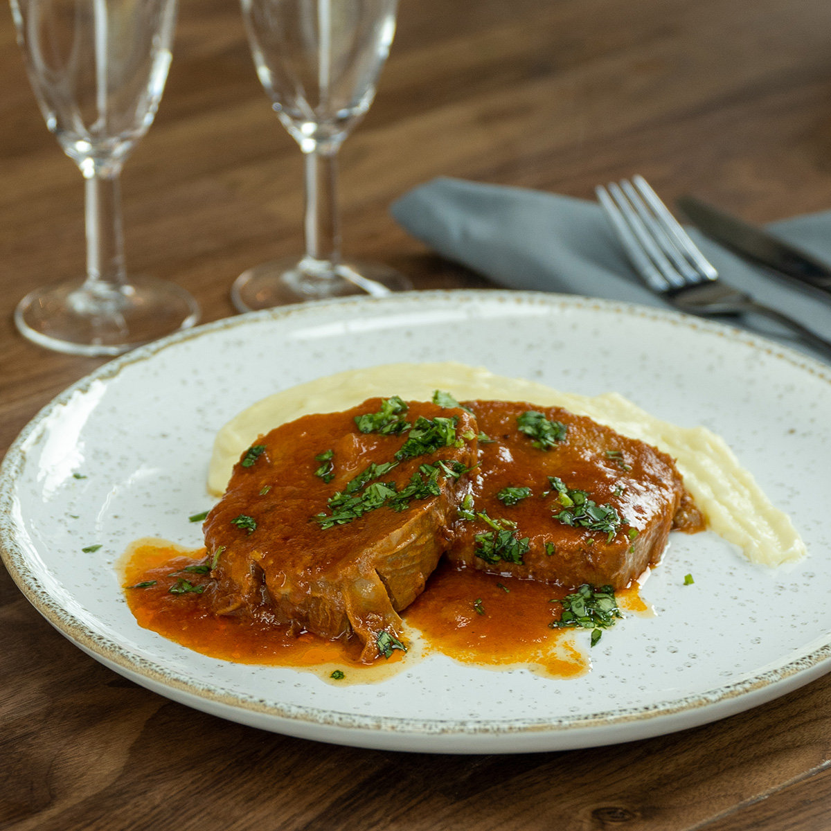 Prato com lagarto na panela de pressão com purê de batata e salsa.