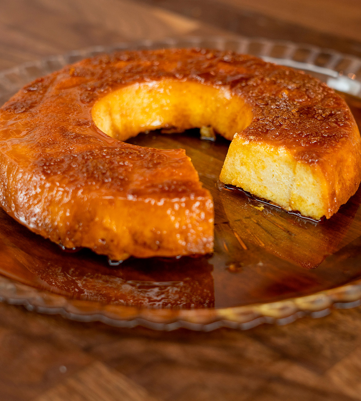 Pudim de pão de forma empratado com leite condensado.