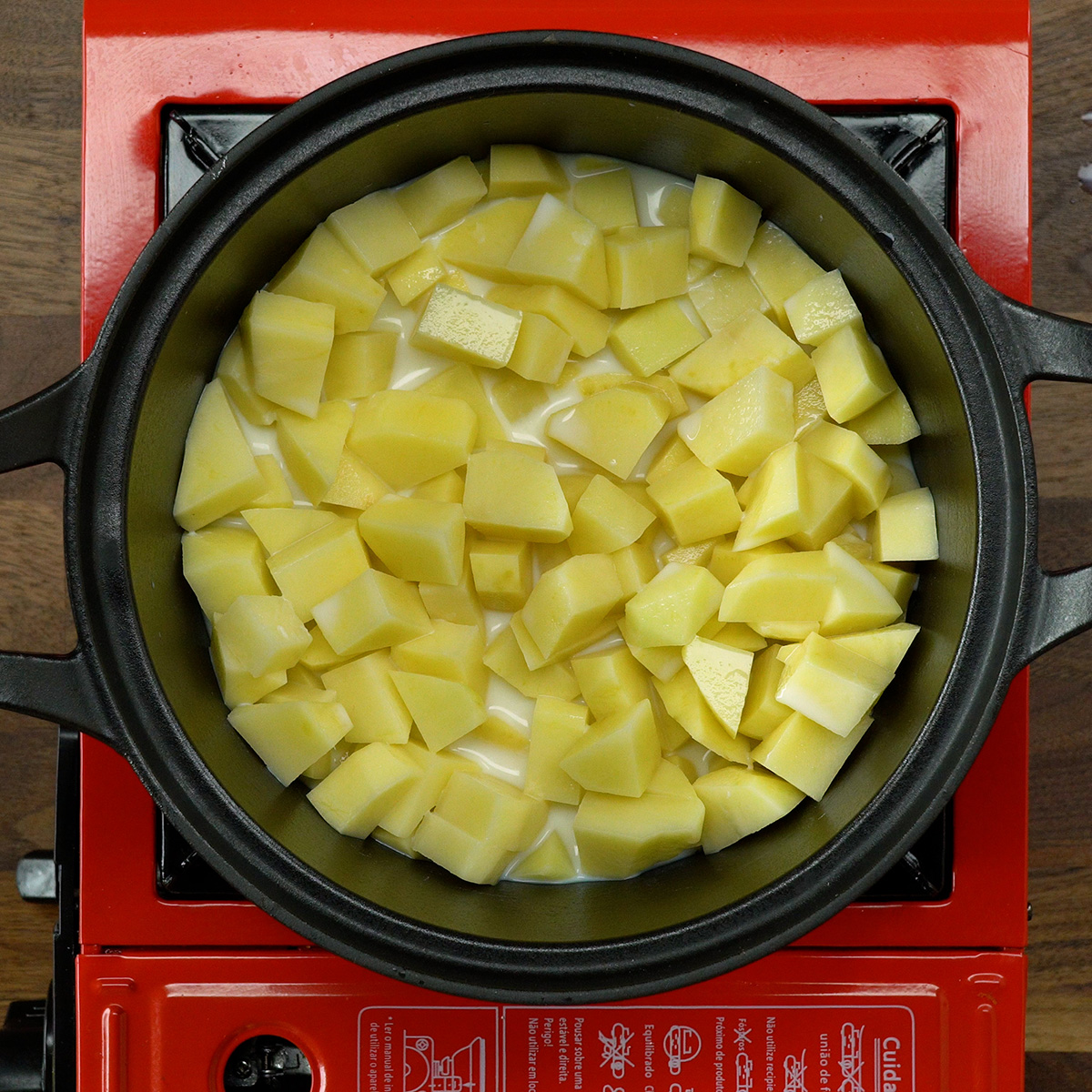 Batatas cozinhando com leite.