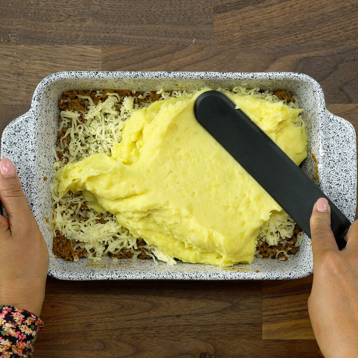 Montagem do escondidinho em camadas.