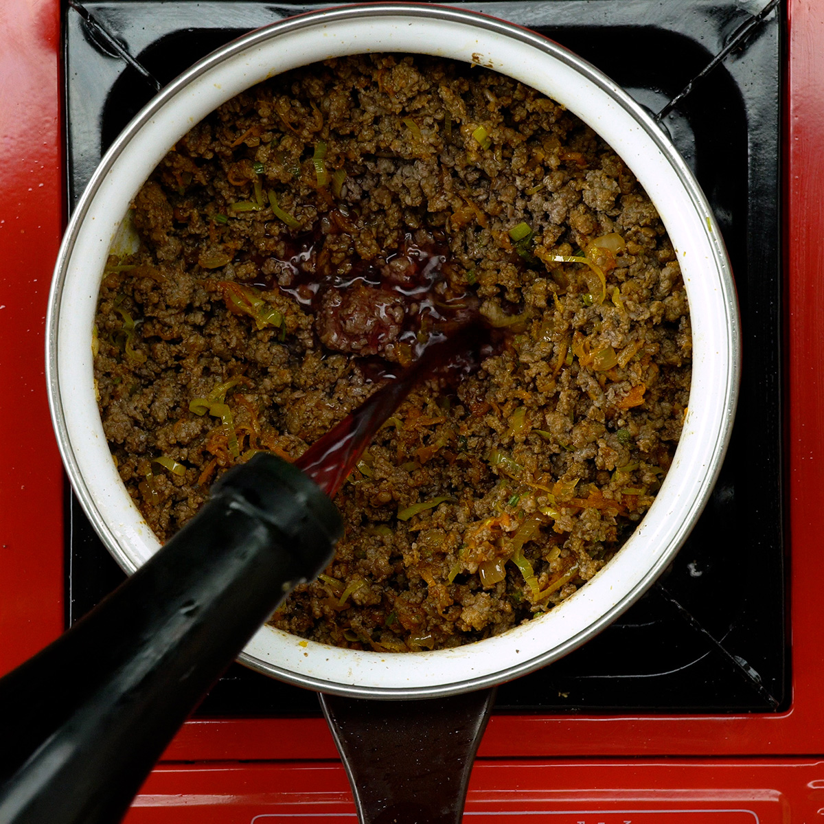 Recheio de carne moída com legumes e molho.
