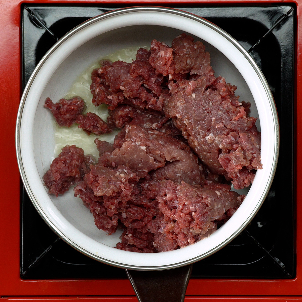 Carne moída sendo refogada na panela.