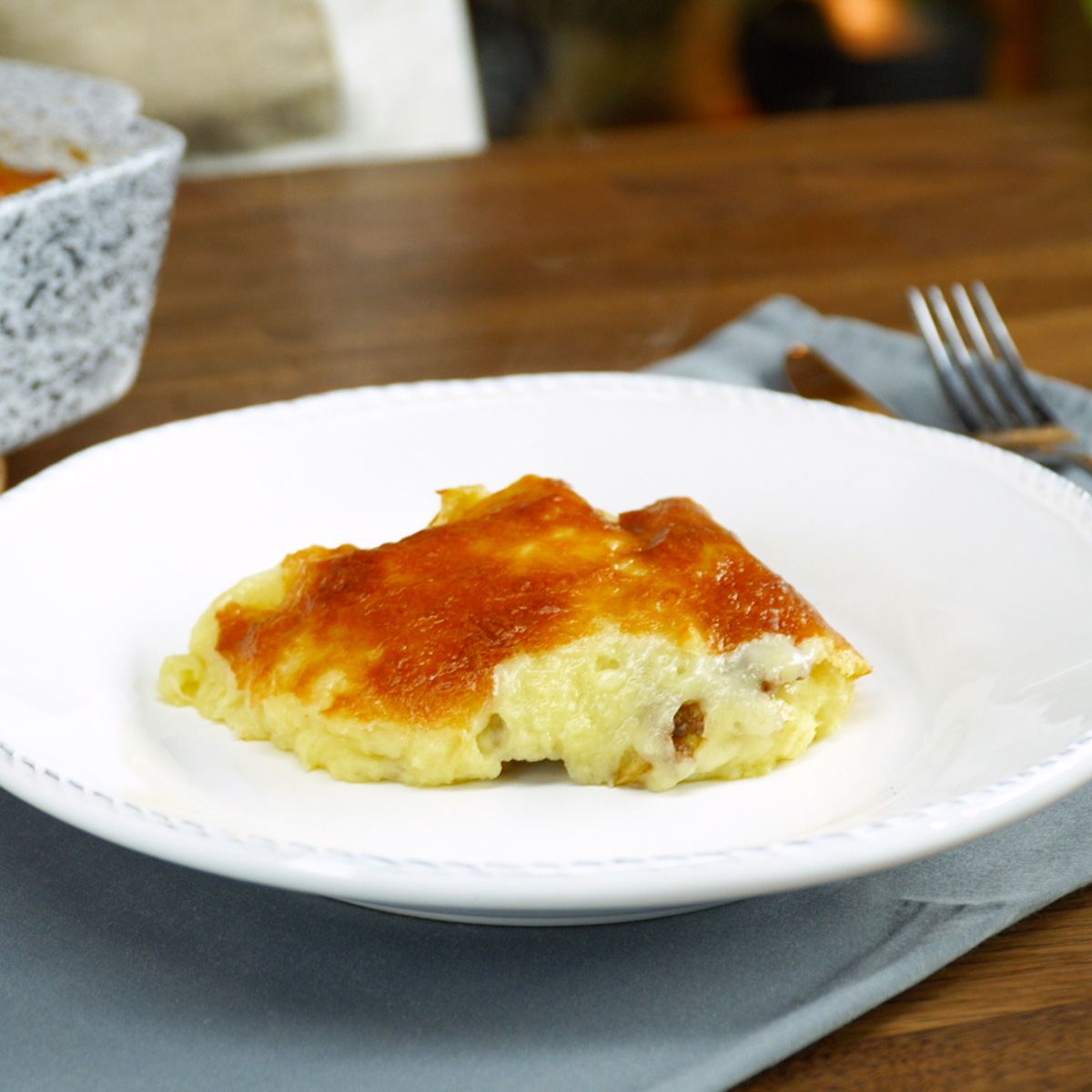 Escondidinho de carne moída gratinado, pronto para servir.