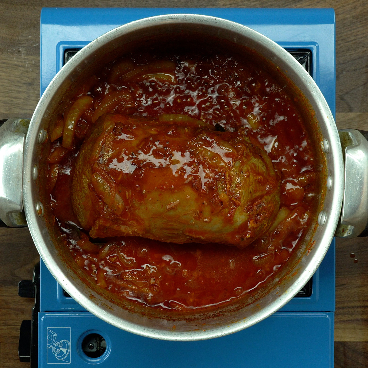 Molho sendo preparado na panela de pressão com cebola e tomate.