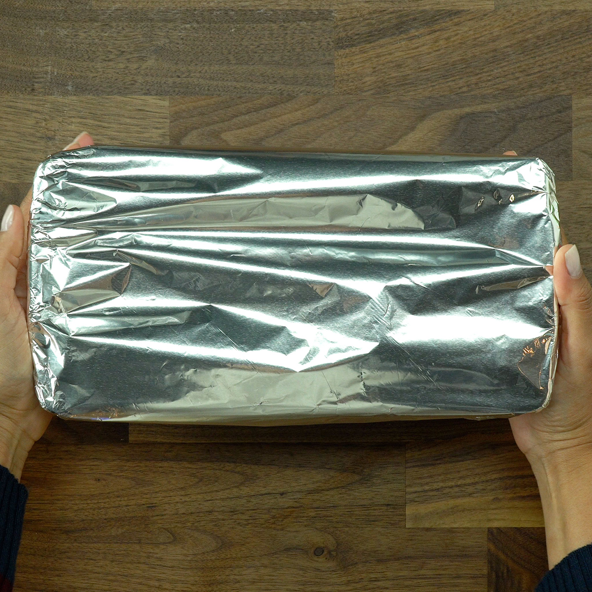 Lagarto temperado descansando na geladeira para marinar.