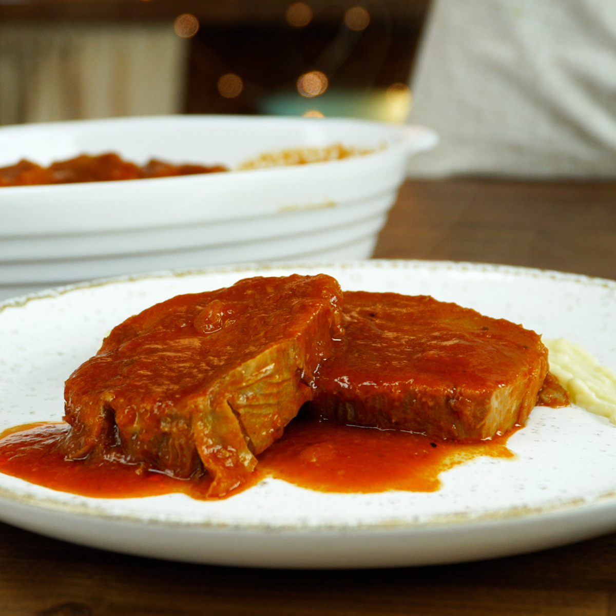 Lagarto na panela de pressão servido com molho encorpado.