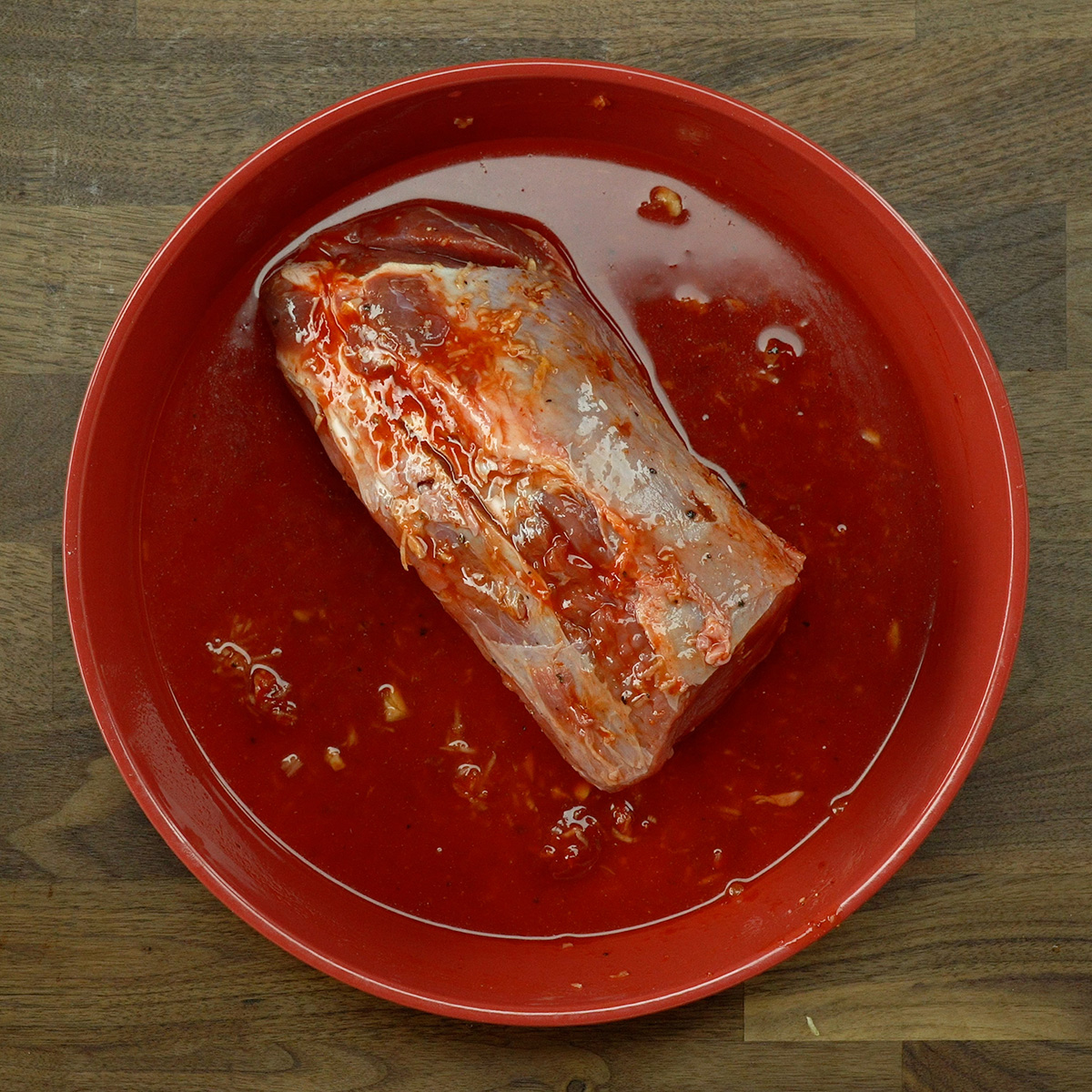 Lagarto bovino temperado com alho, pimenta e molho de pimentão.