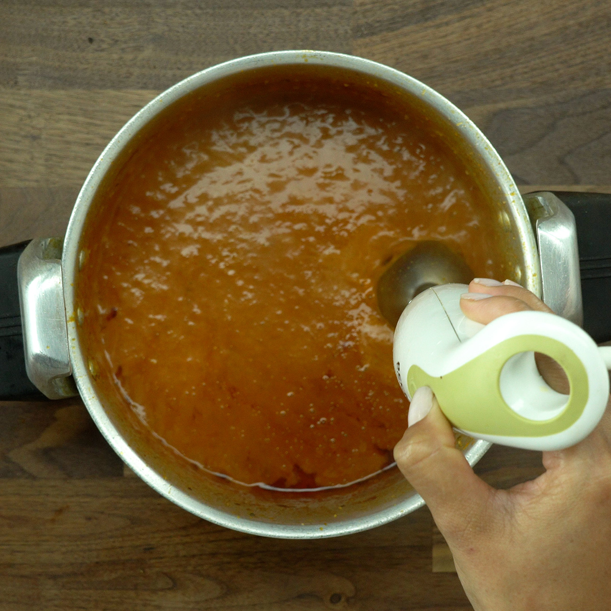 Molho do lagarto sendo batido com mixer até ficar homogêneo.