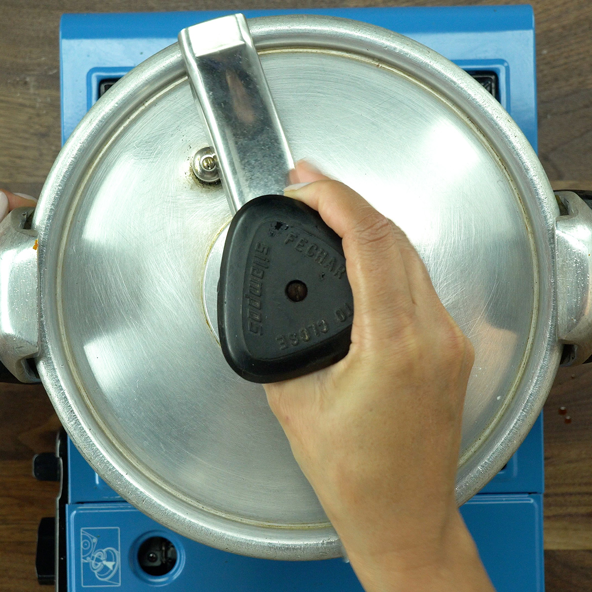 Panela de pressão fechada cozinhando lagarto bovino.