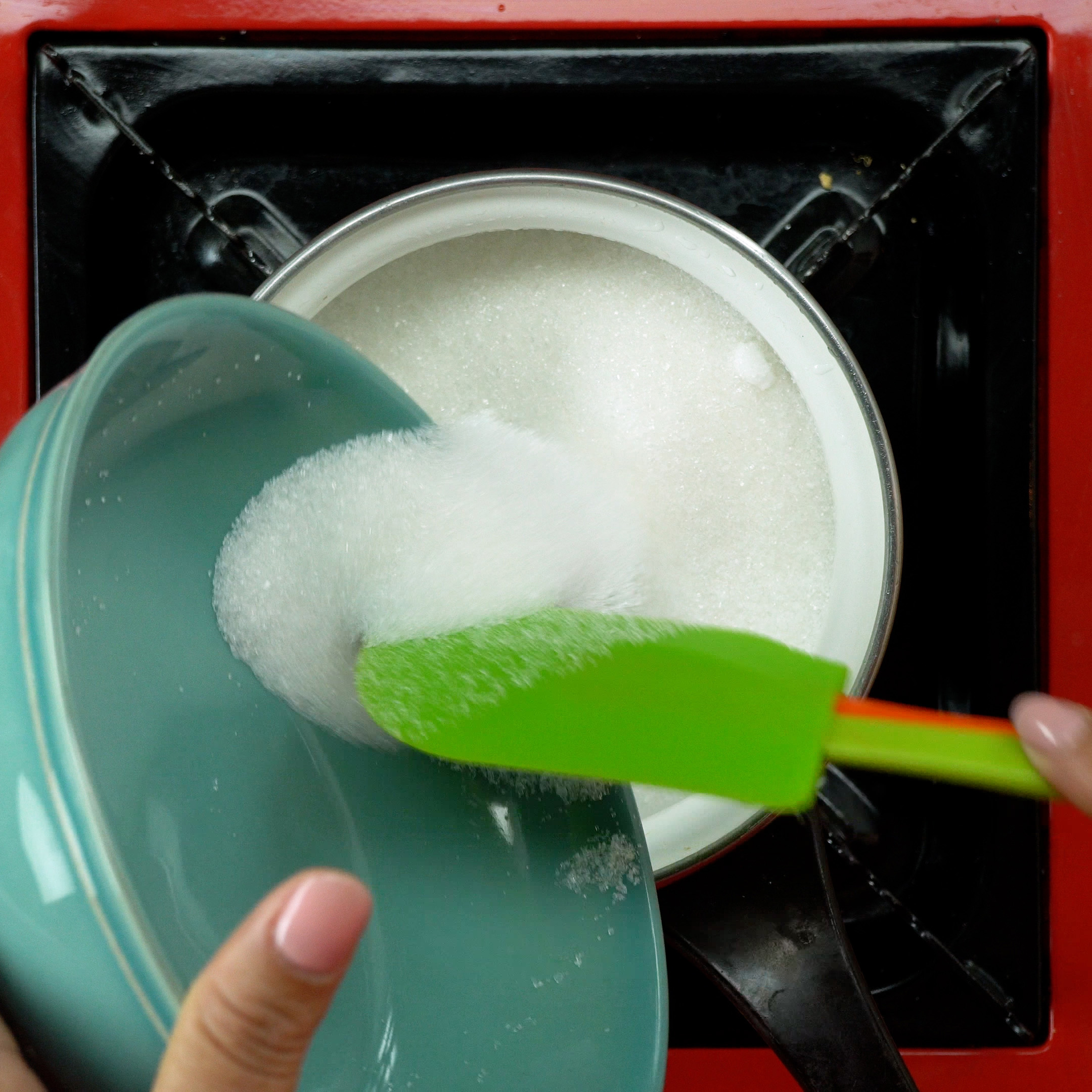 Colocando o açúcar na panela para derreter.