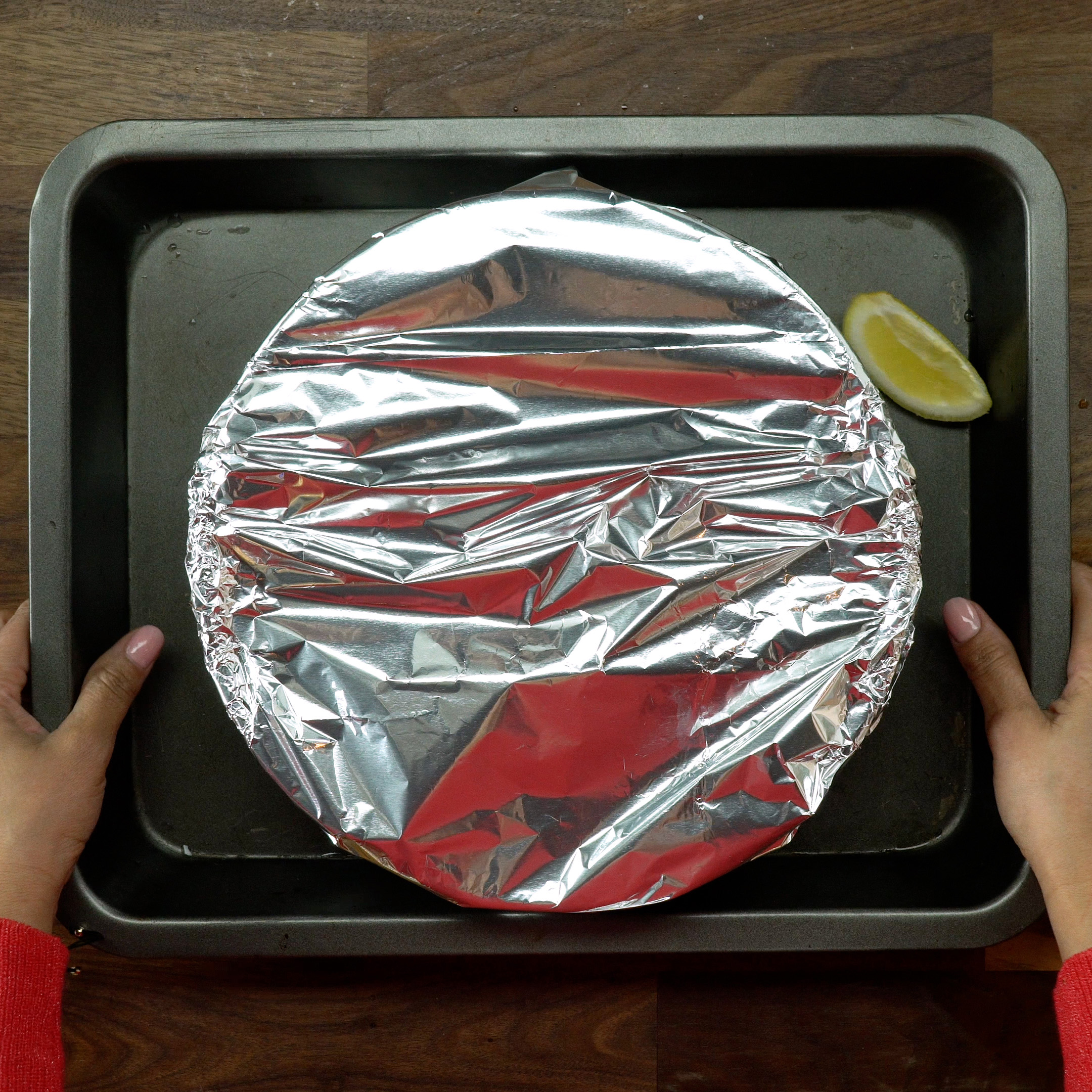Pudim de pão de forma assando em banho-maria no forno.