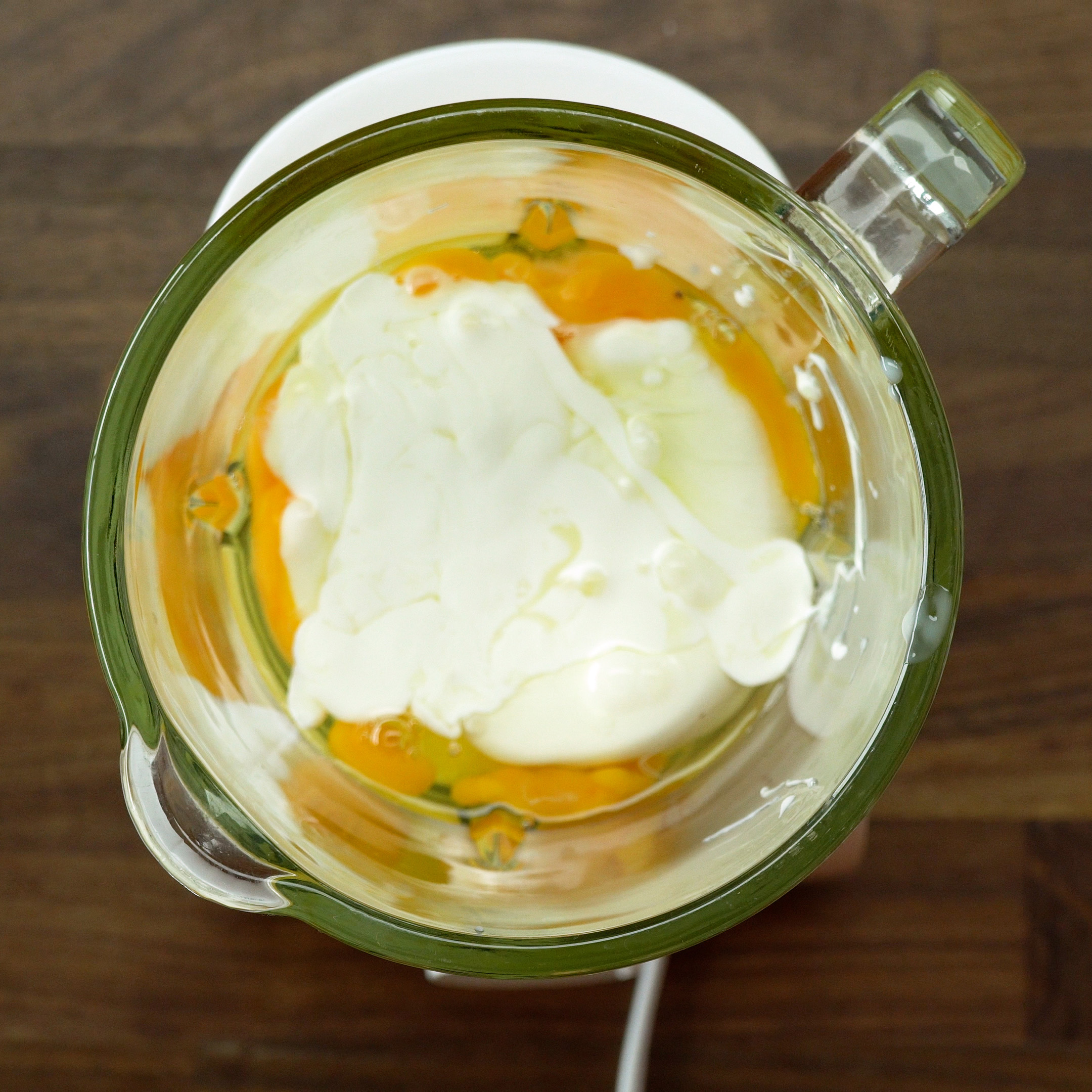 Batendo os ovos, os leites e a baunilha no liquidificador.