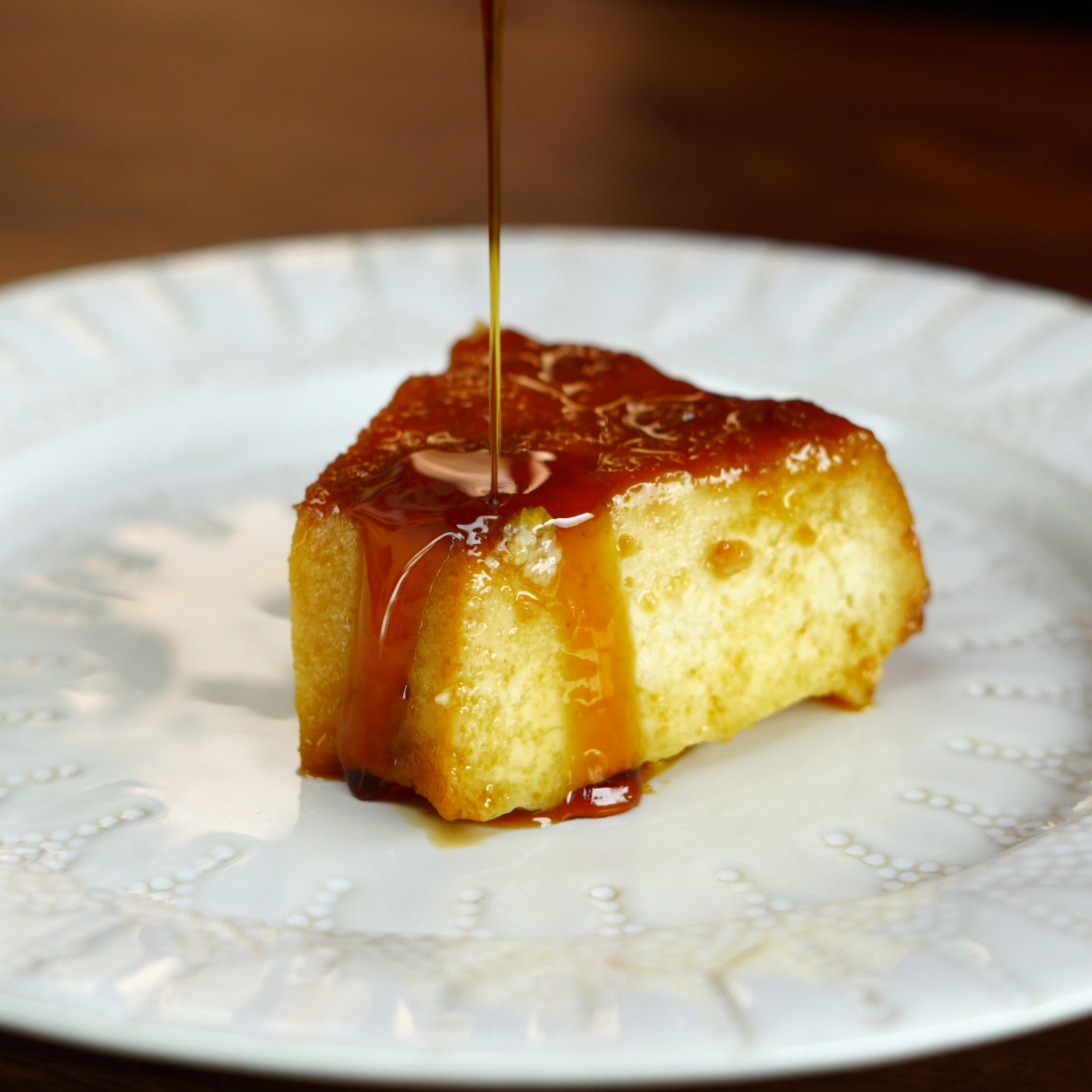 Pudim de pão de forma servido gelado com a calda.