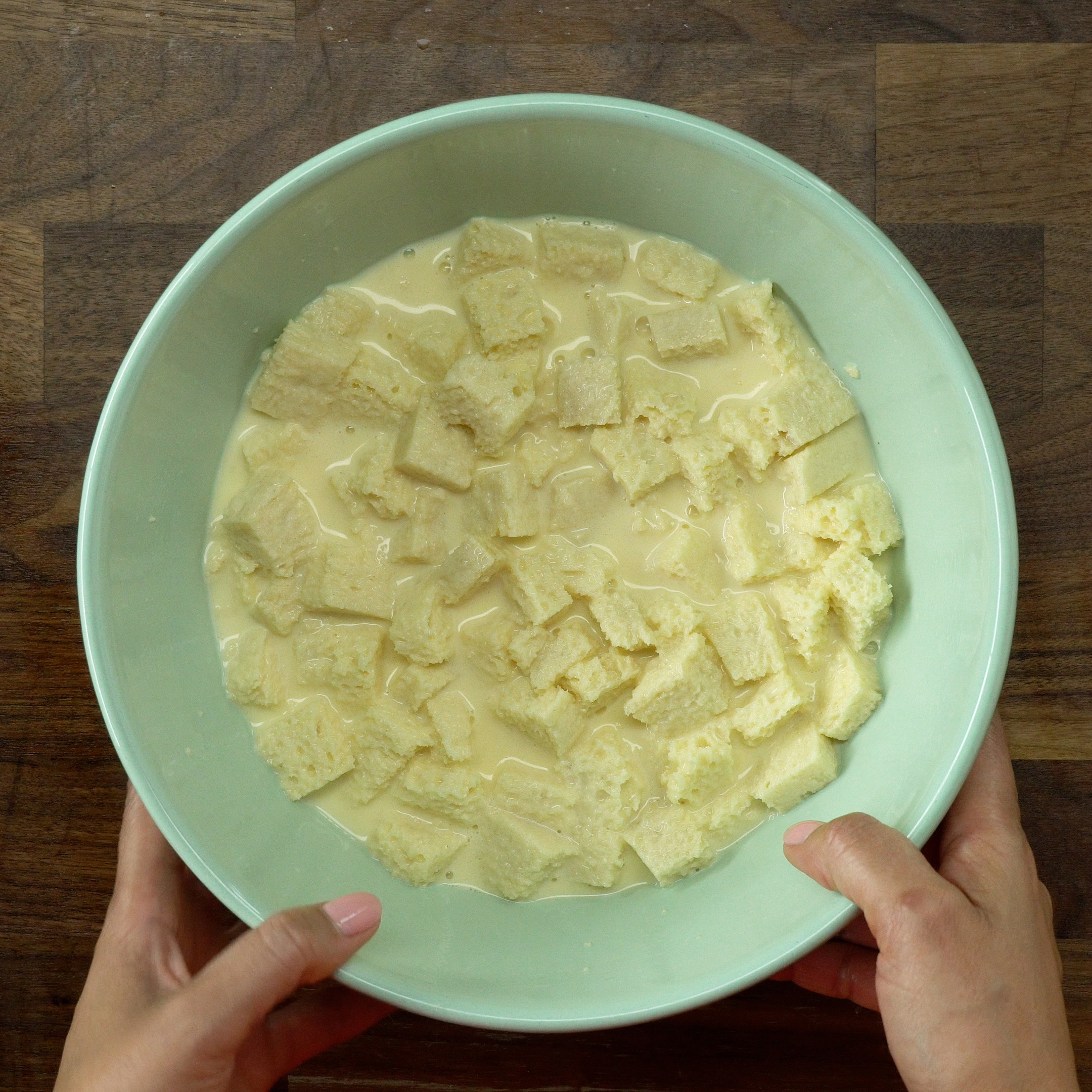 Pão de forma absorvendo o creme.