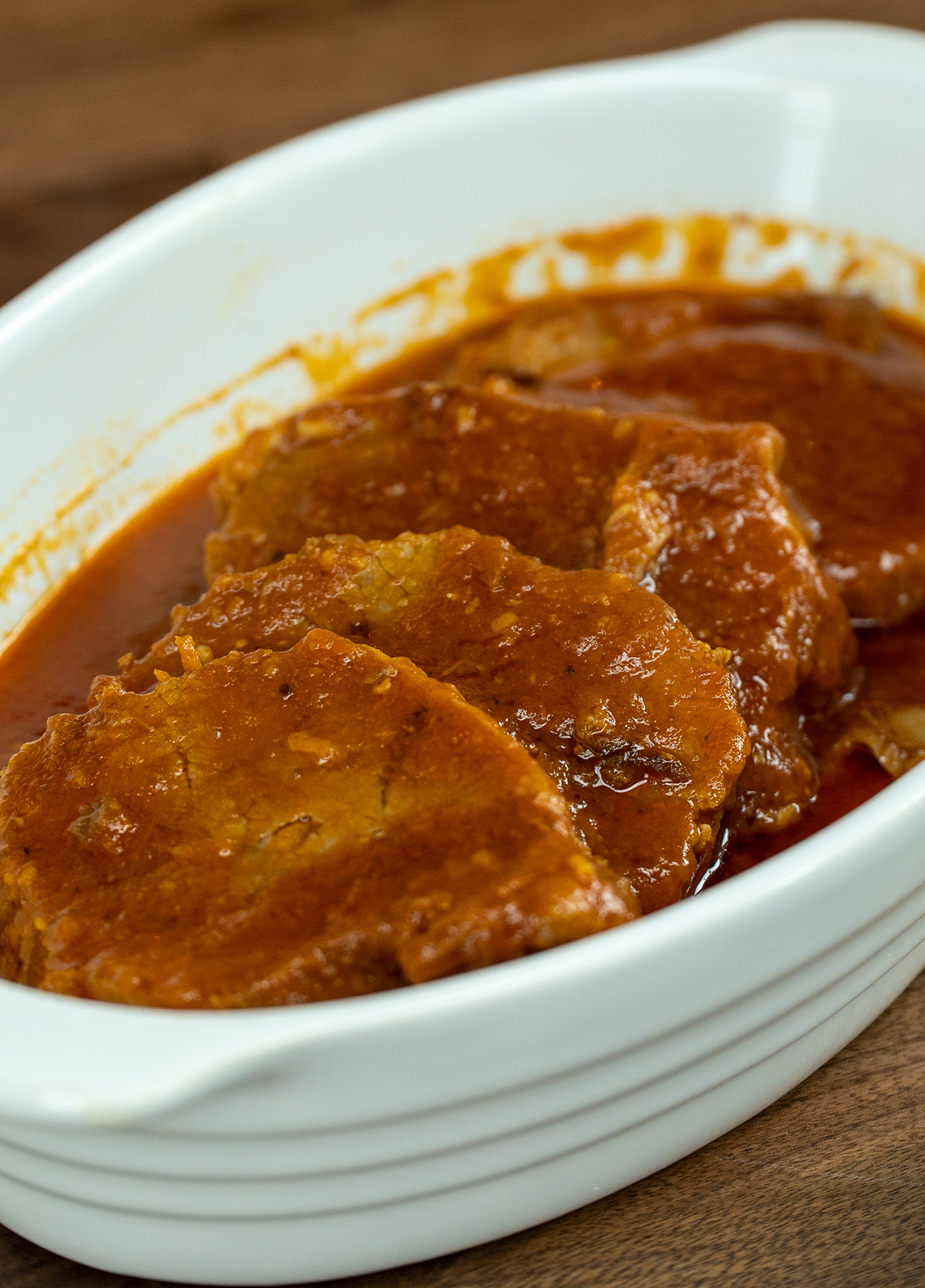 Travessa com lagarto que acabou de sair da panela de pressão.