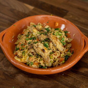 Arroz de asinhas de frango finalizado e pronto para ser servido.