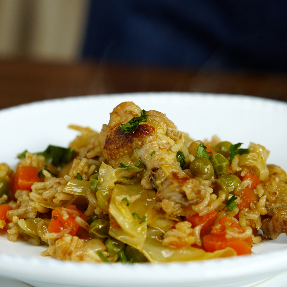 Arroz com asinhas de frango finalizado com salsa fresca.