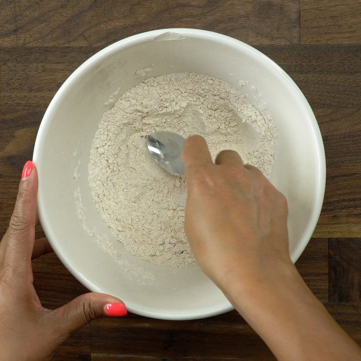 Mistura de farinha temperada para empanar asas de frango.