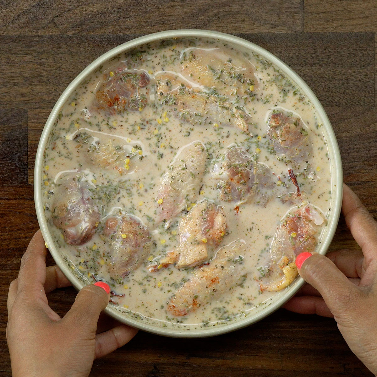 Asas de frango marinando na geladeira.