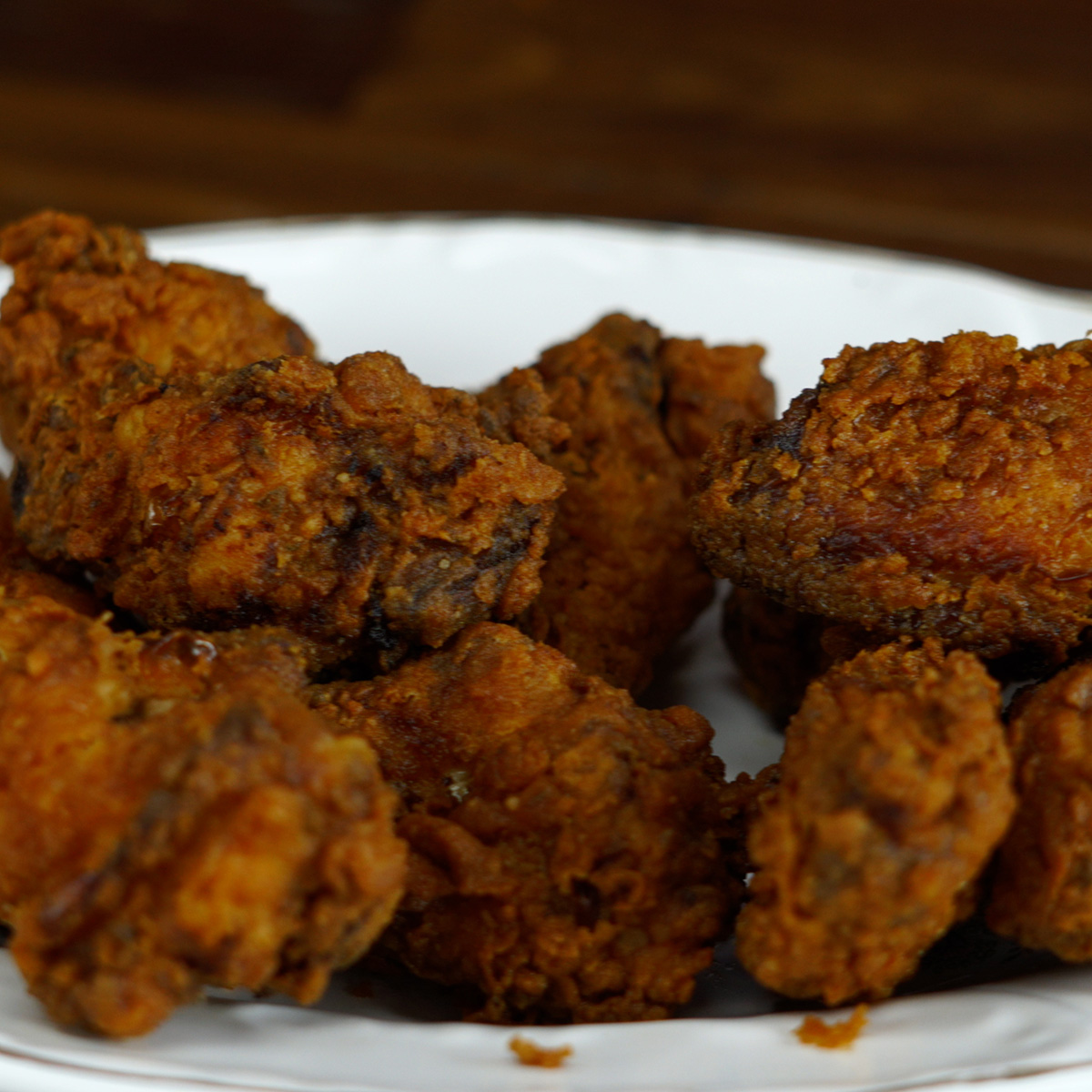 Asas de frango fritas crocantes prontas para servir em um prato.