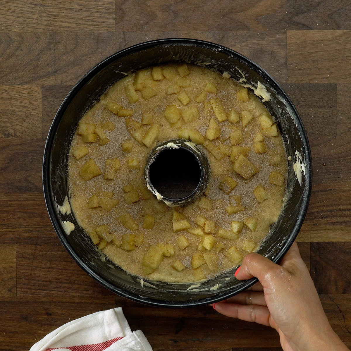 Bolo de maçã com canela assando no forno.