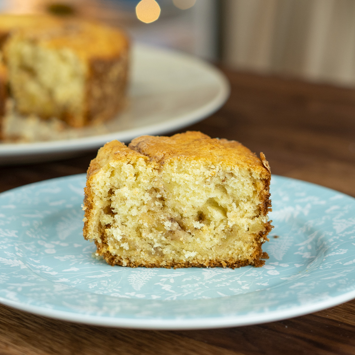 Bolo de maçã com canela fatiado e servido para consumo.
