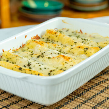 Canelones de massa de lasanha assada na travessa.