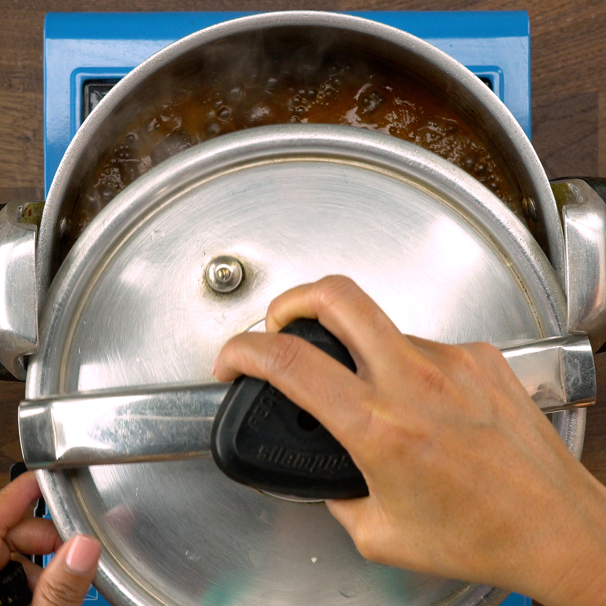Panela de pressão fechada cozinhando carne de panela.
