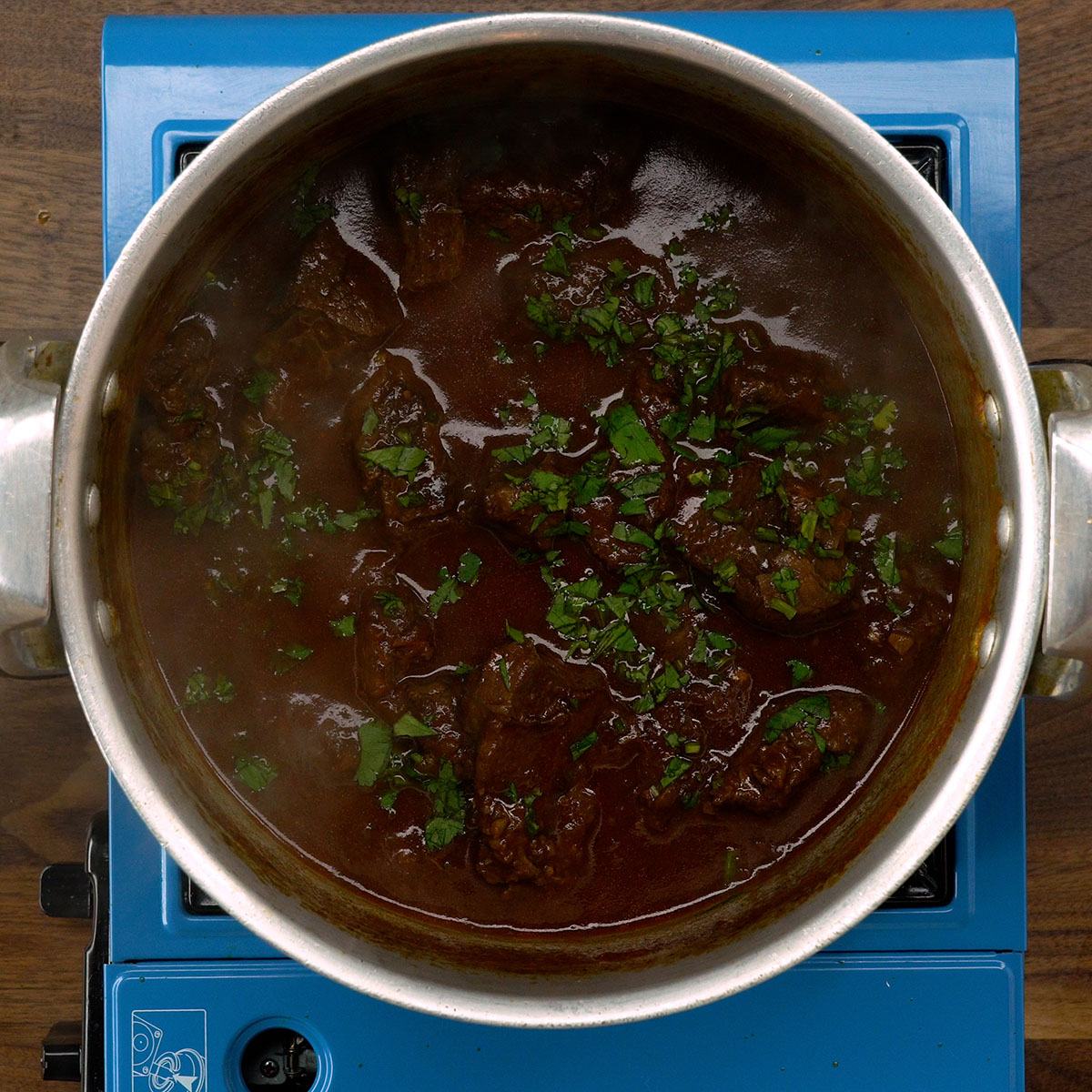 Carne de panela pronta finalizada com salsa fresca.