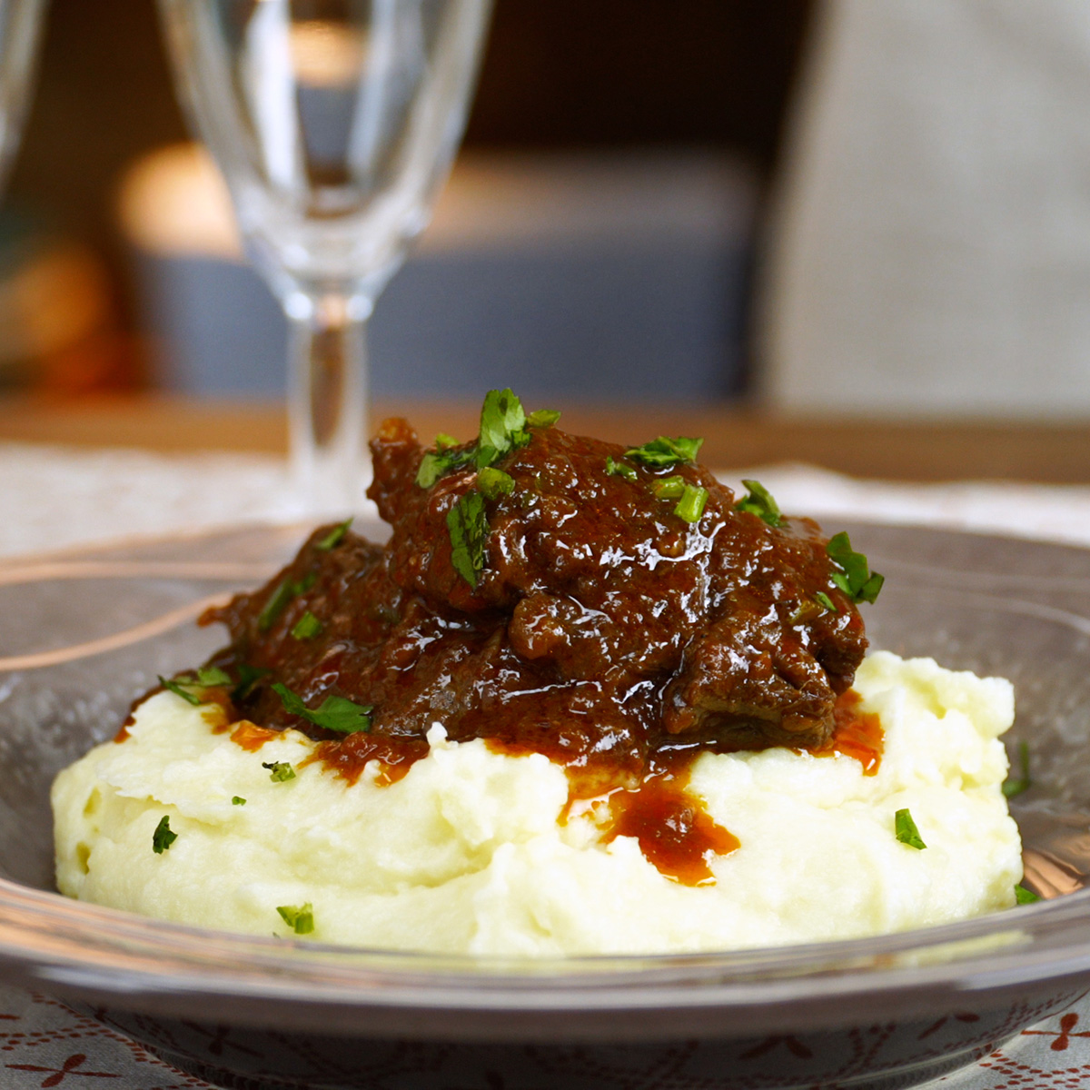 Carne de panela com purê de batata montada e servida no prato.