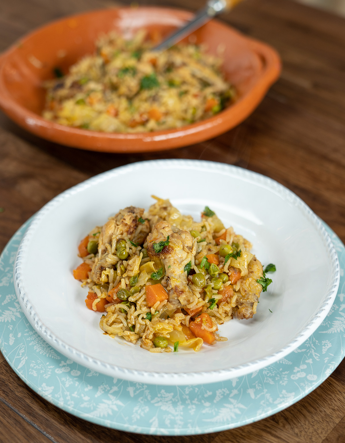 Arroz com asinhas de frango finalizado com salsa.