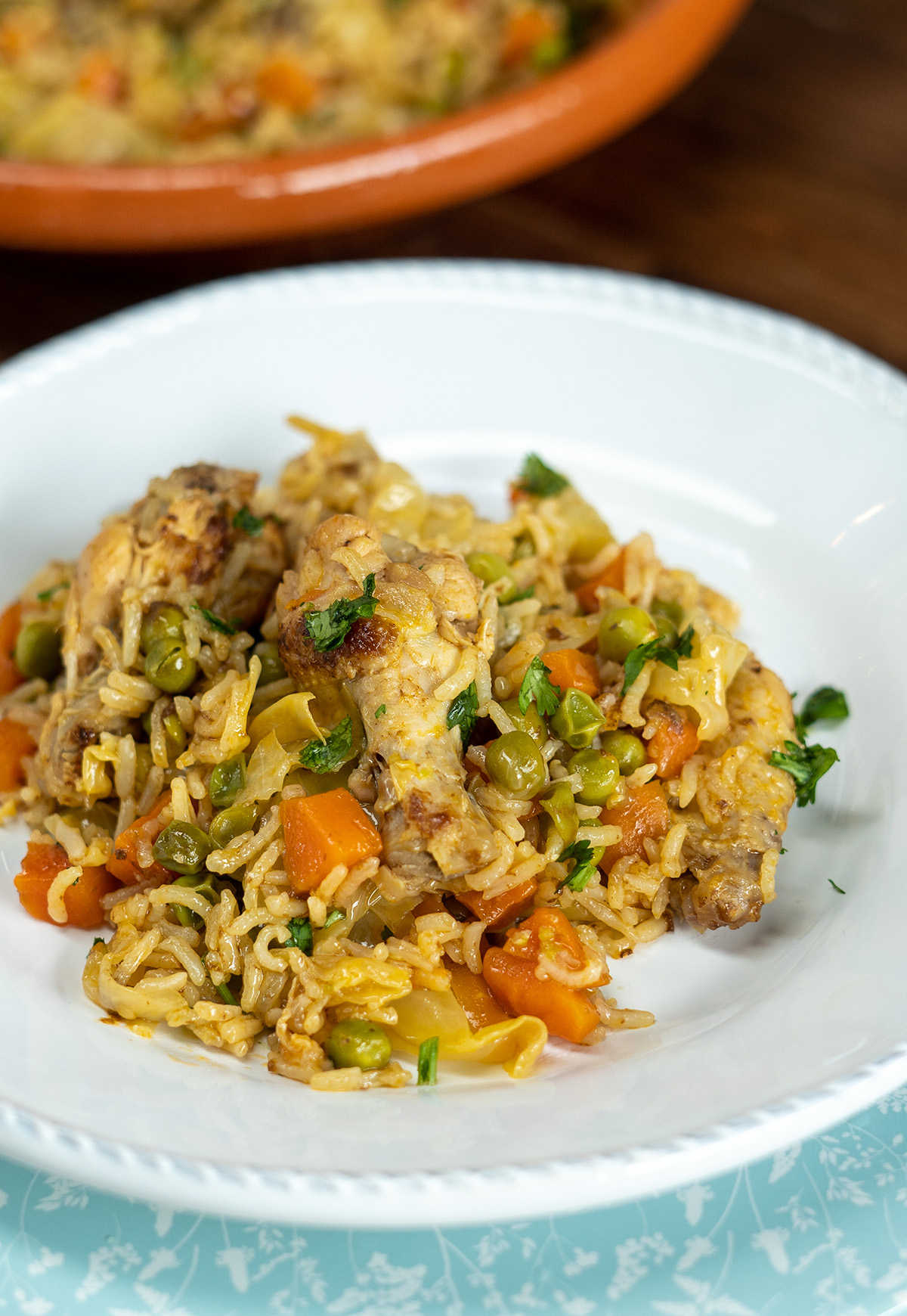 Arroz com asinhas de frango finalizado com salsa.