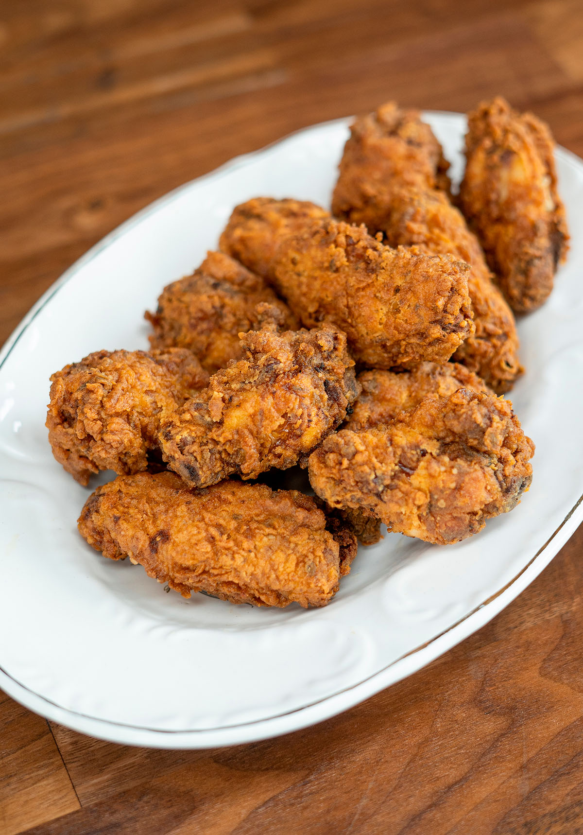 Asas de frango crocantes empratadas.